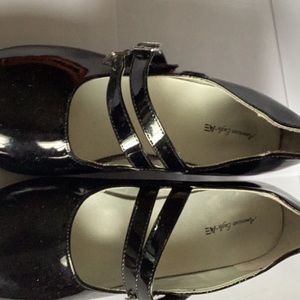 American Eagle Girls size 4 black shoes in great condition.